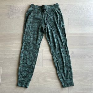 Lululemon women’s joggers size 8